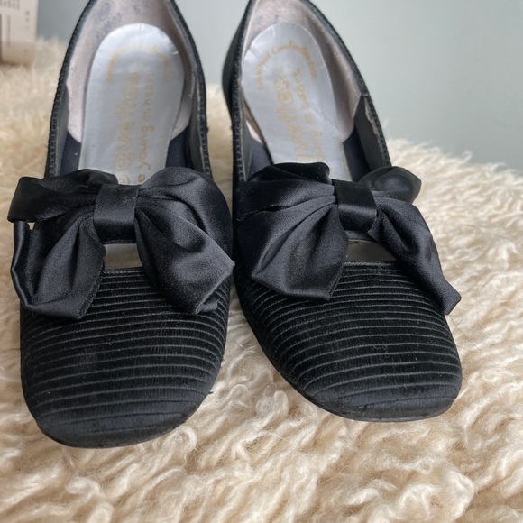 Size 6.5 black dress shoes elegant with bow. - Picture 5 of 8